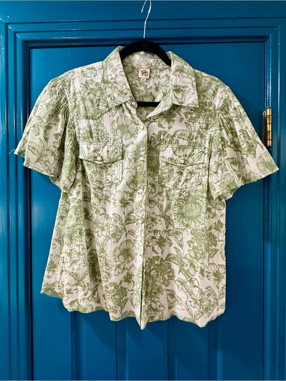 ivy jane Green and White Floral Short Sleeve Pearl Snap Blouse